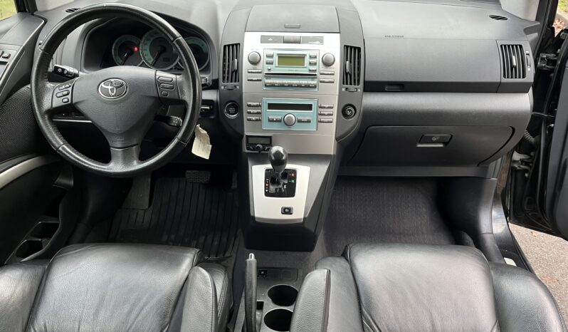 
								une belle toyota corolla verso essence 1.8L 130 ch boite auto complet									