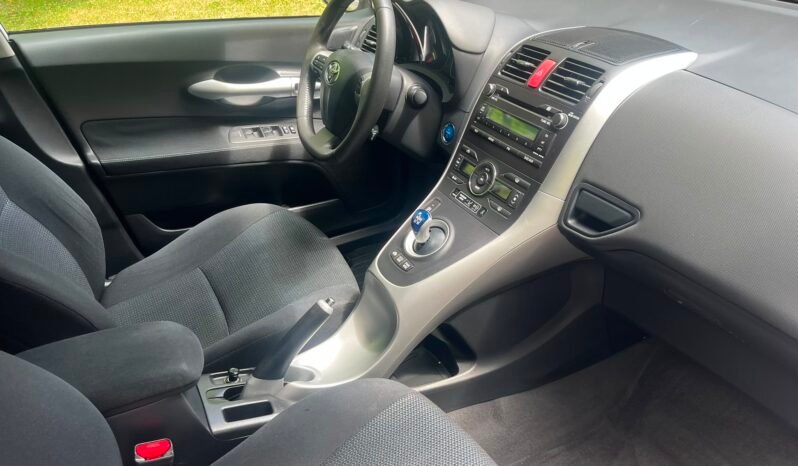 
								Une très belle Auris 1.8l 136 ch hybride avec caméra de recul complet									
