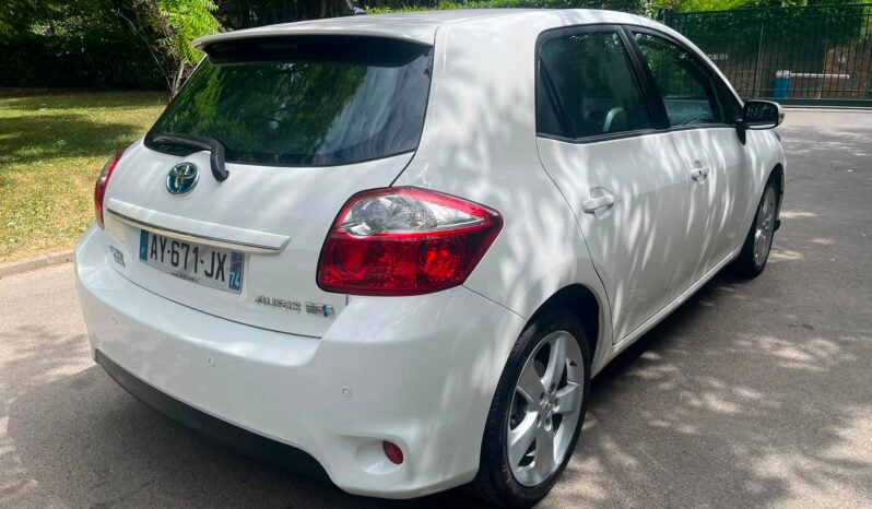 
								Une très belle Auris 1.8l 136 ch hybride avec caméra de recul complet									