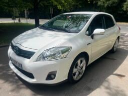 
										Une très belle Auris 1.8l 136 ch hybride avec caméra de recul complet									