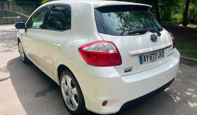 
								Une très belle Auris 1.8l 136 ch hybride avec caméra de recul complet									